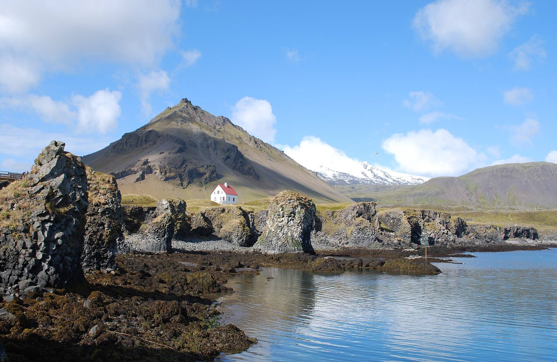 Puerto de Arnarstapi y acantilados de basalto bajo Stapafell