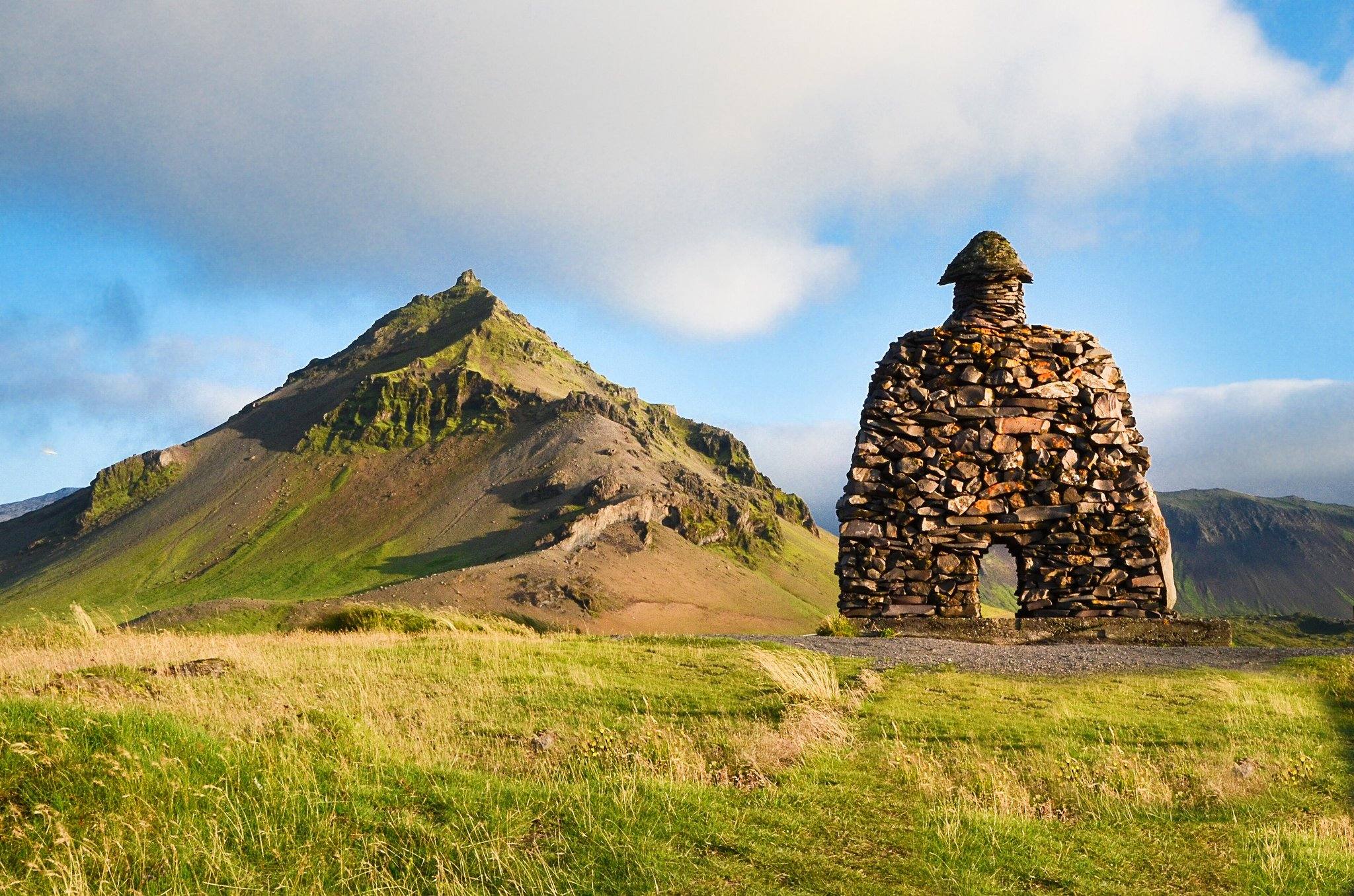 La statua di Bárður ad Arnarstapi, possibile tappa di una breve visita con bambini.