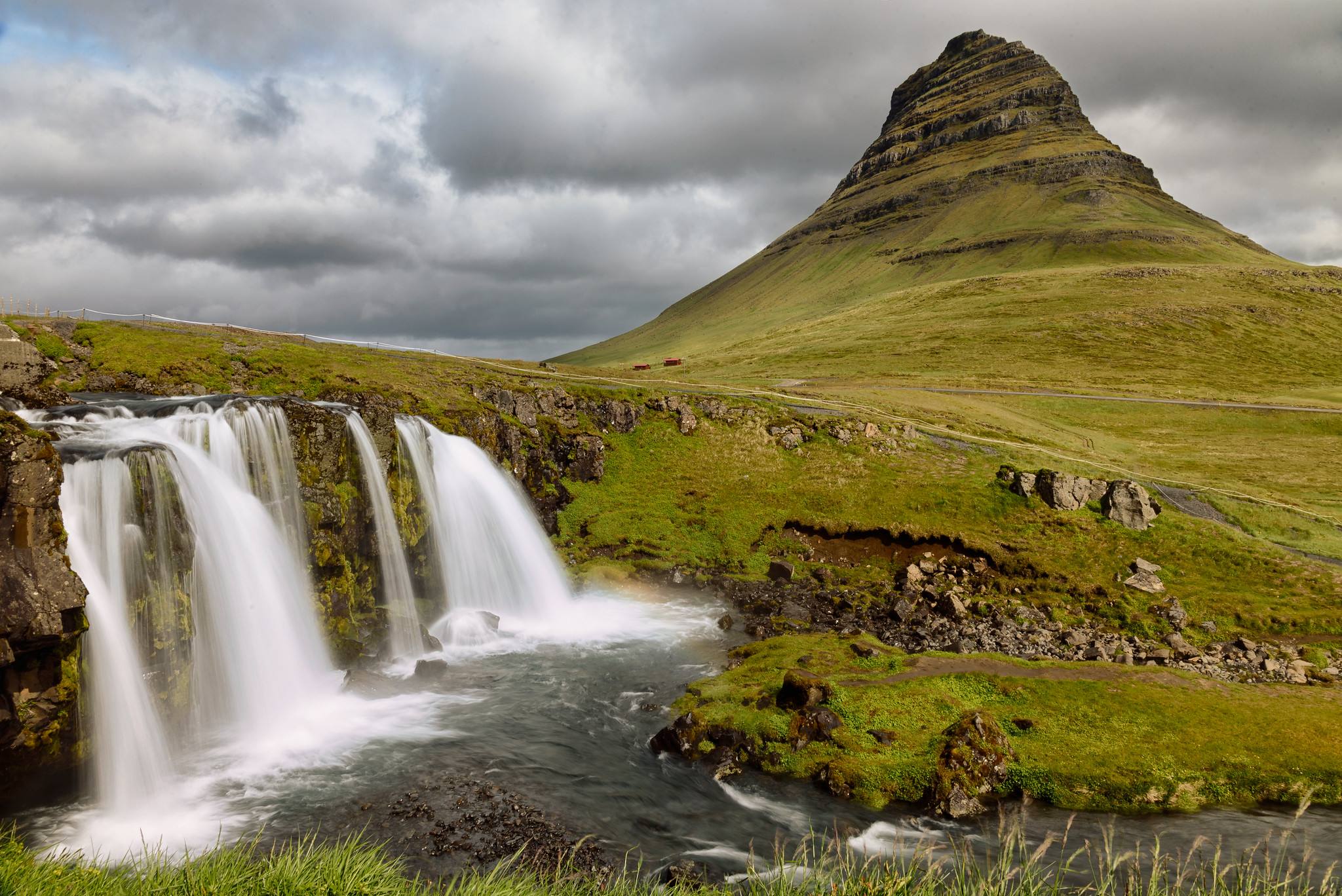 Kirkjufellsfoss en primer plano ante la montaña Kirkjufell