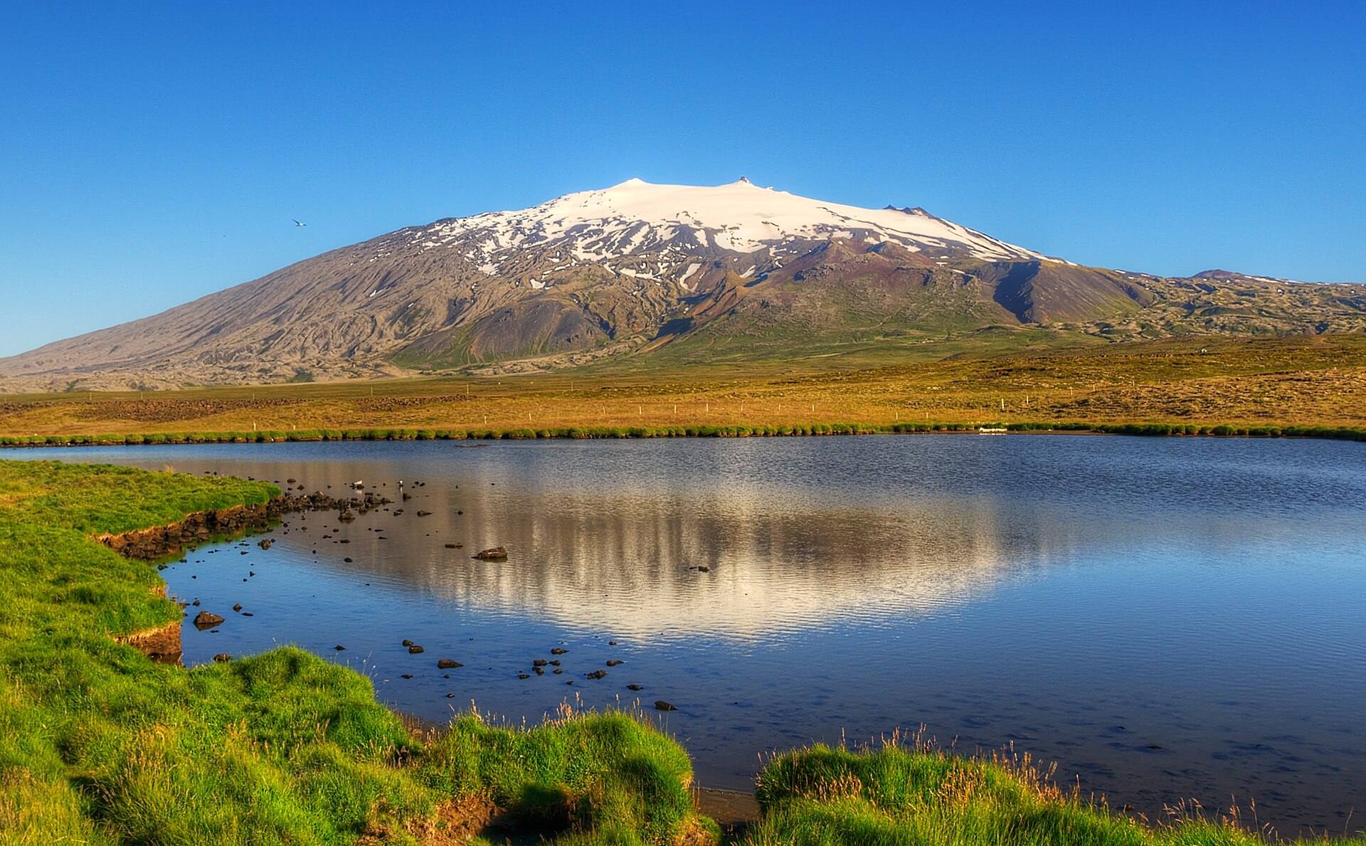 Snæfellsjökull y su reflejo: el glaciar domina los paisajes costeros.
